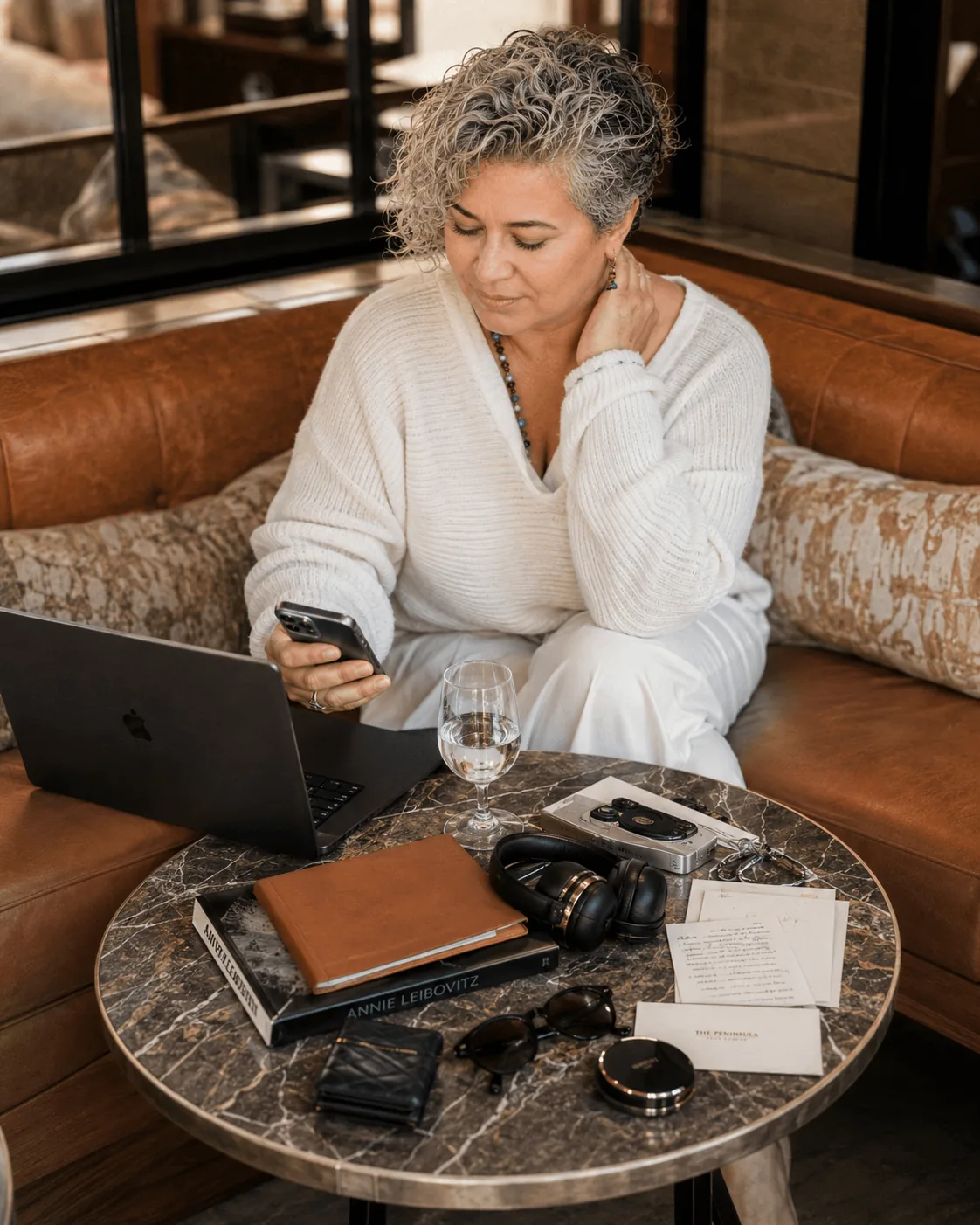 Didem Sökmen — çalışırken, notlar ve dizüstü bilgisayarla
