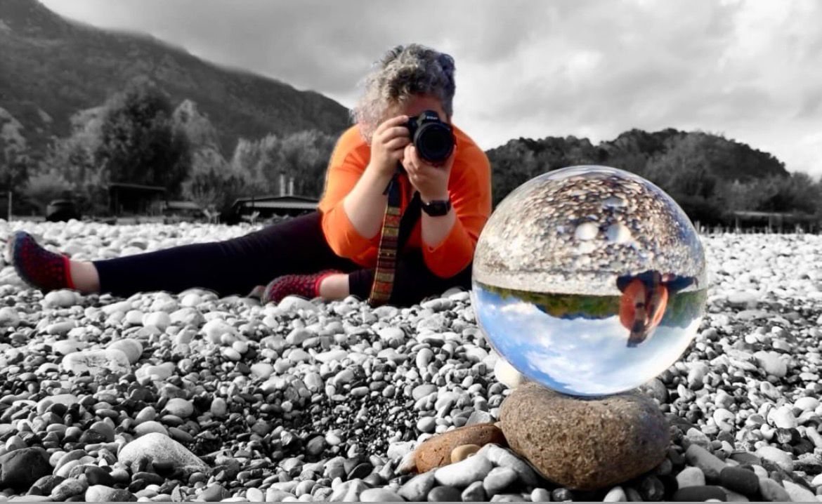 Didem Sökmen — sahada fotoğraf çekerken